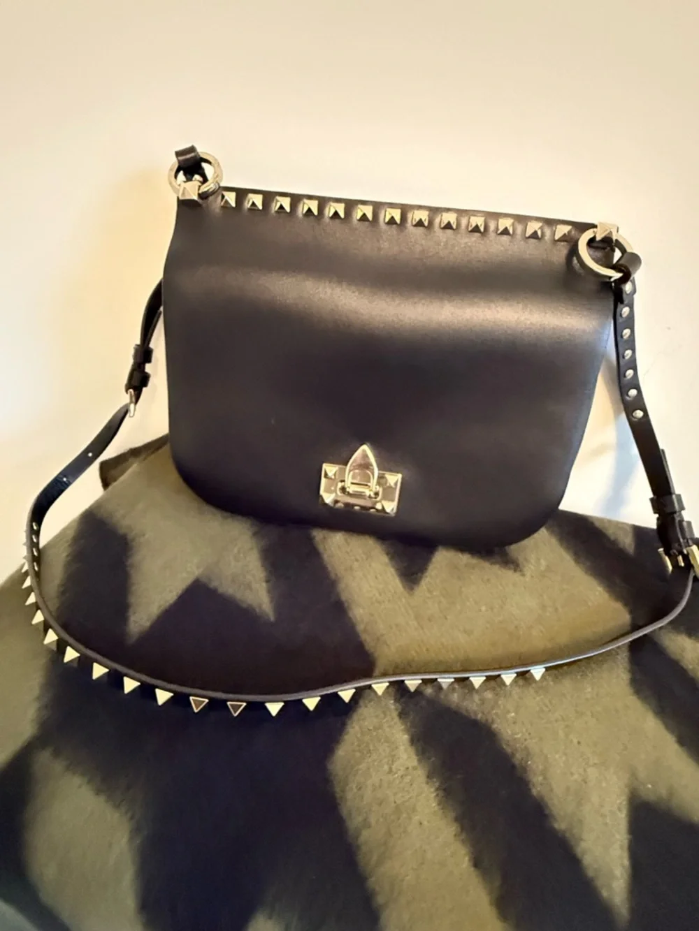 Vintage Valentino Garavani Rockstud Black Leather Saddlebag - Picture 7 of 14